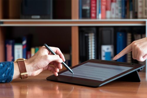 Foto: Personen bedienen Tablet